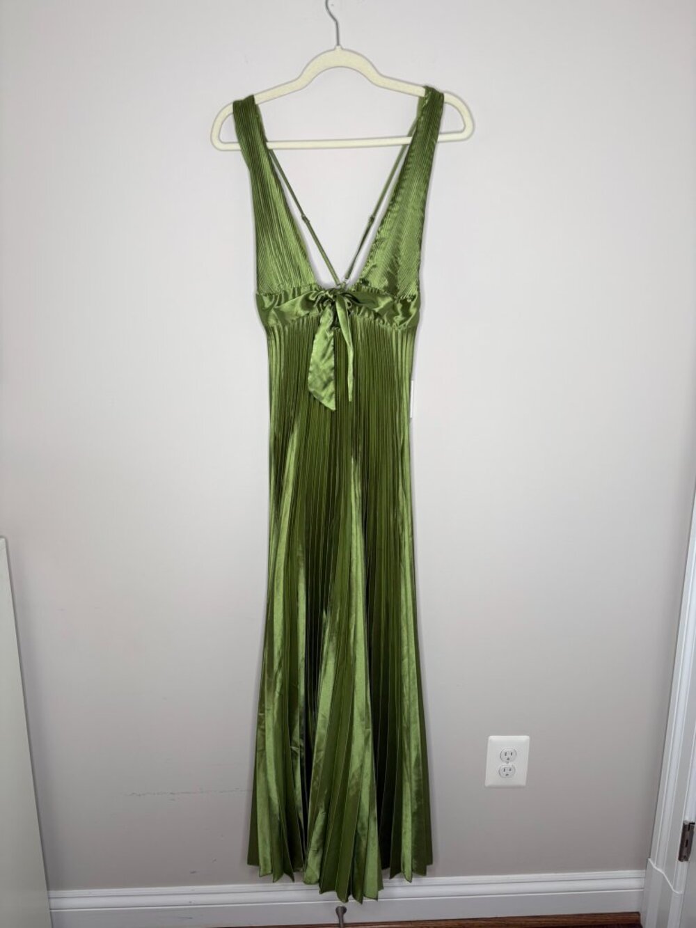 Petal & Pup Kris Plunge Neck Pleated Satin Gown – Olive Green – Small – NWT - Picture 2 of 15